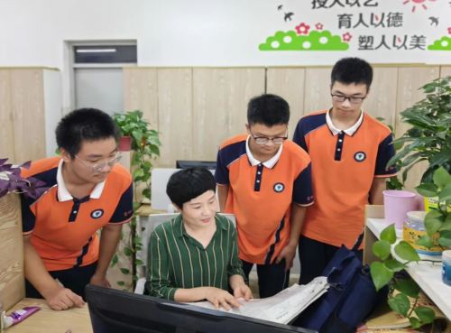 用奉獻(xiàn)鑄就輝煌