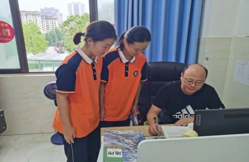 嚴(yán)而不厲，嚴(yán)而有愛(ài)，做學(xué)生的有溫度、有深度的“導(dǎo)航儀”