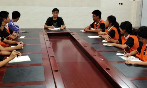 黑發(fā)積霜織日月 粉筆無(wú)言寫(xiě)春秋